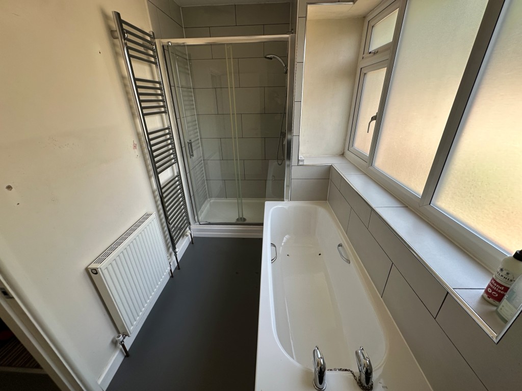 Lot: 125 - THREE-BEDROOM DETACHED HOUSE WITH POTENTIAL - Bathroom with bath and shower